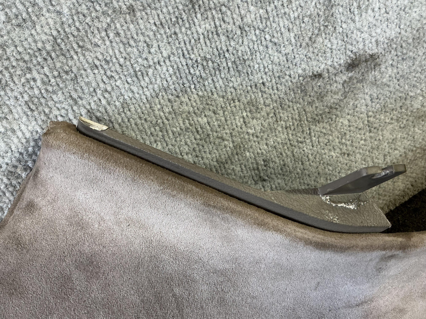 Holden Commodore VU 6H8VUK80F2L904753 Right Centre Console Side Trim 92131251