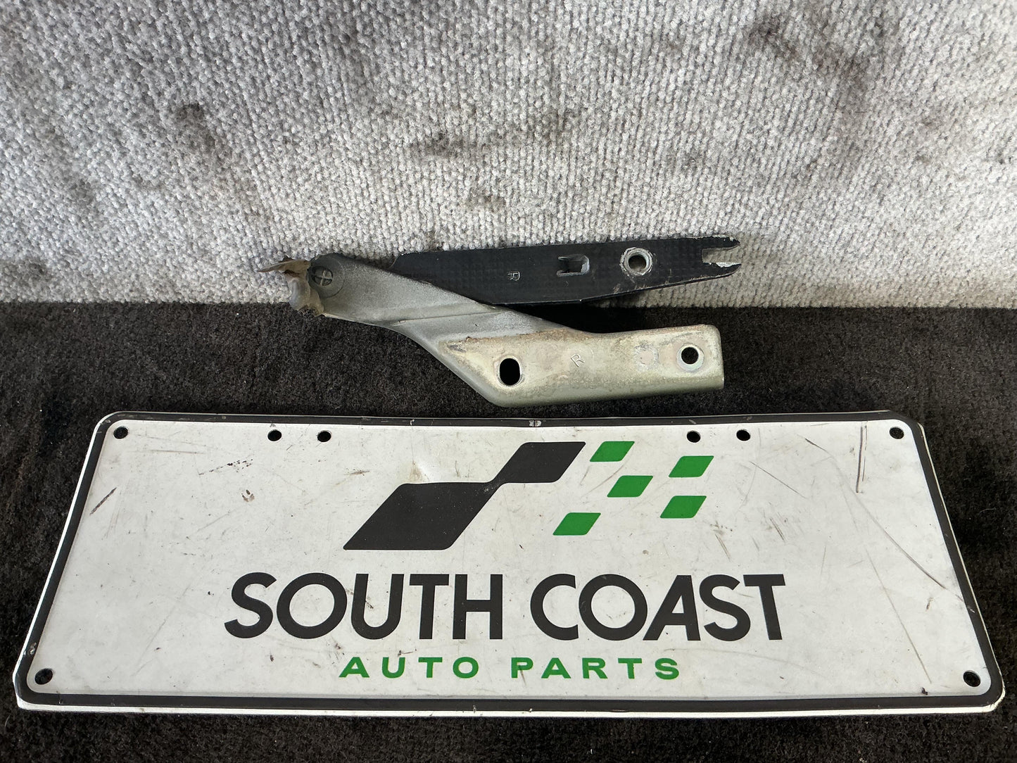 Holden Commodore VU 6H8VUK80F2L904753 Right Bonnet Hinge