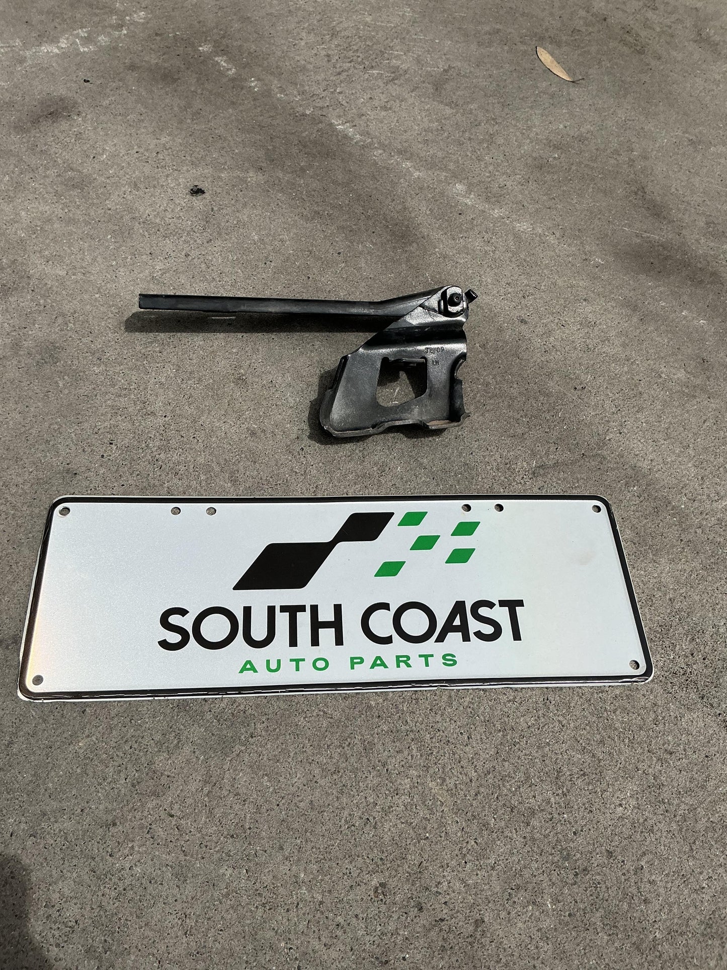 Audi A4 B8 WAUZZ8K9AA071441 Left Bonnet Hinge 8K0823301D