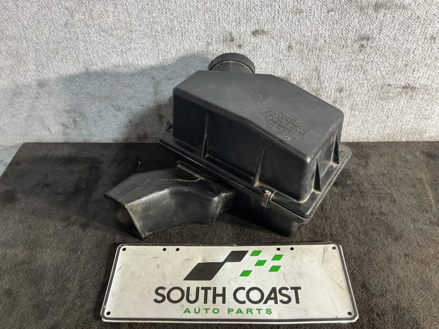 Holden Commodore VR 6H8VRK19HSL781543 Air Filter Box 92025272