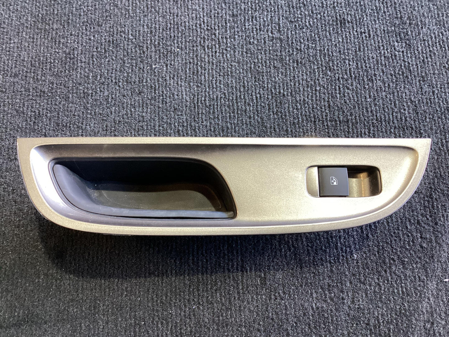 2015 Holden Calais VF  Left Rear Window Switch 92276348