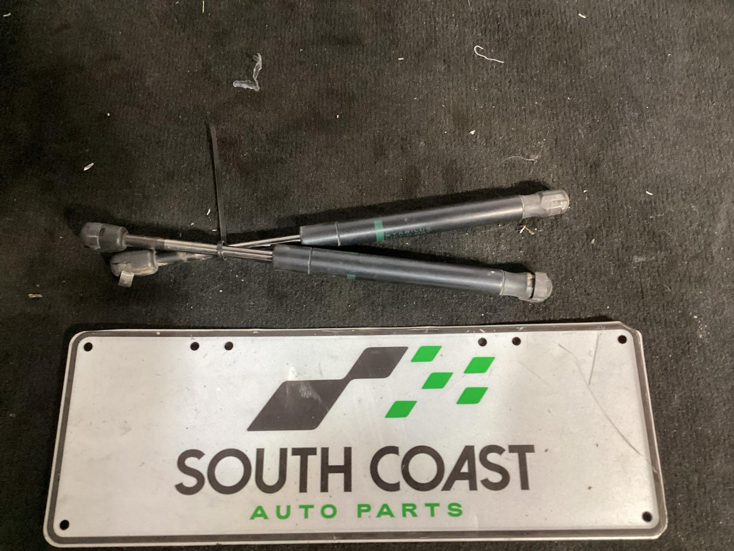 Holden Commodore   Bootlid Gas Struts