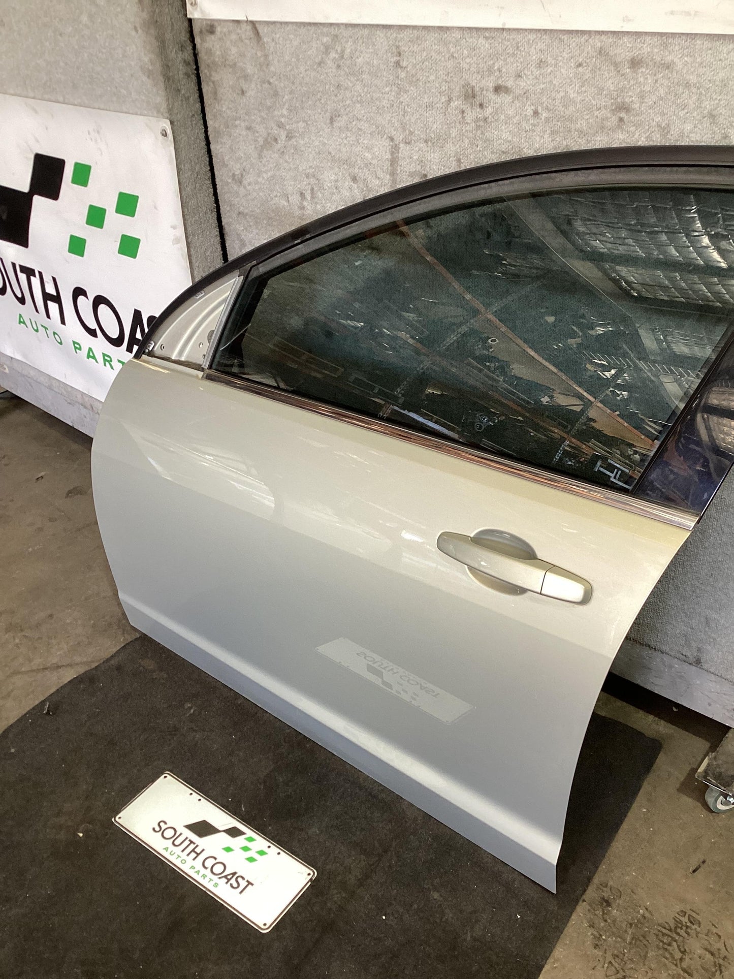 Holden Commodore VE 6G1EK5E79BL526529 Left Front Door