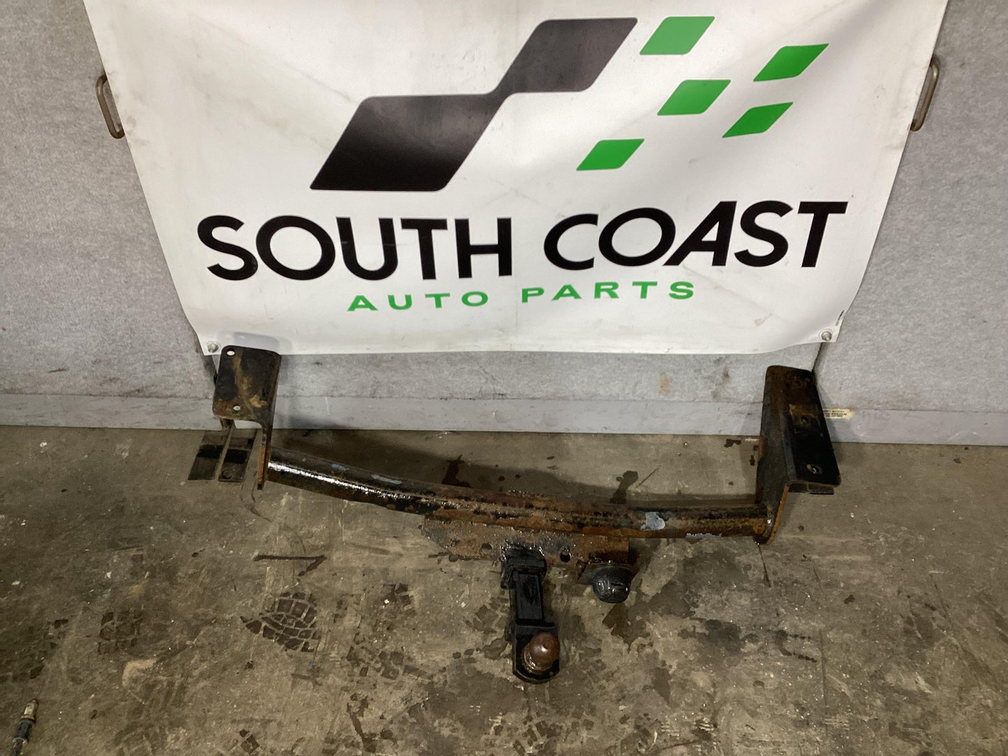 Holden Commodore VU  Towbar