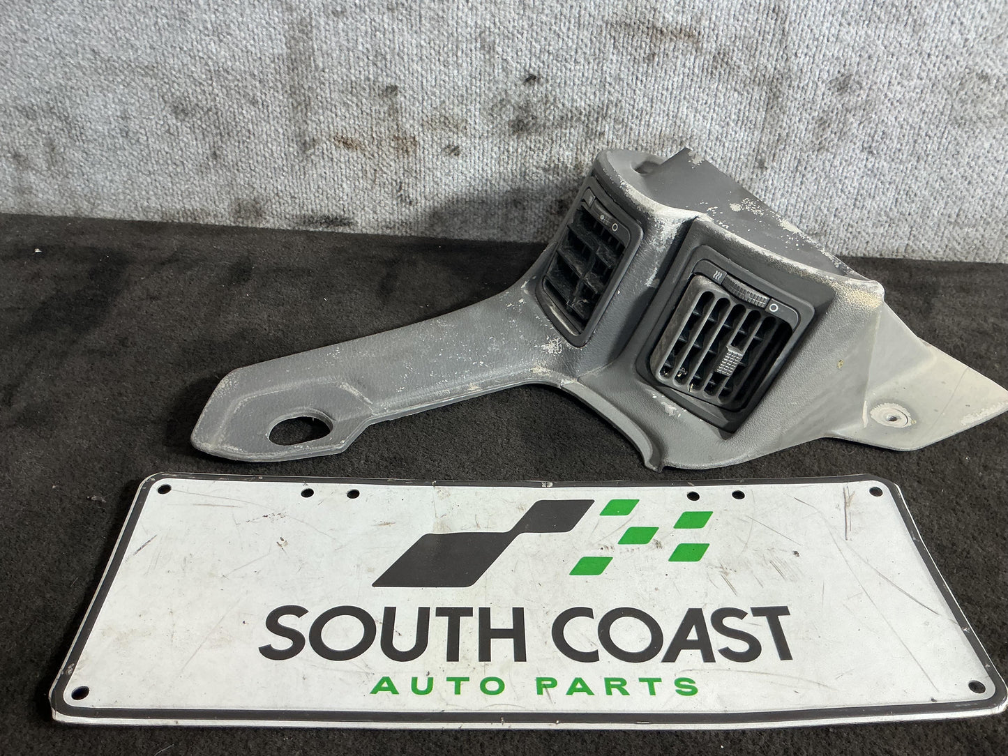 Holden Commodore VR 6H8VRK19HSL781543 A/C Vent Left 92052309