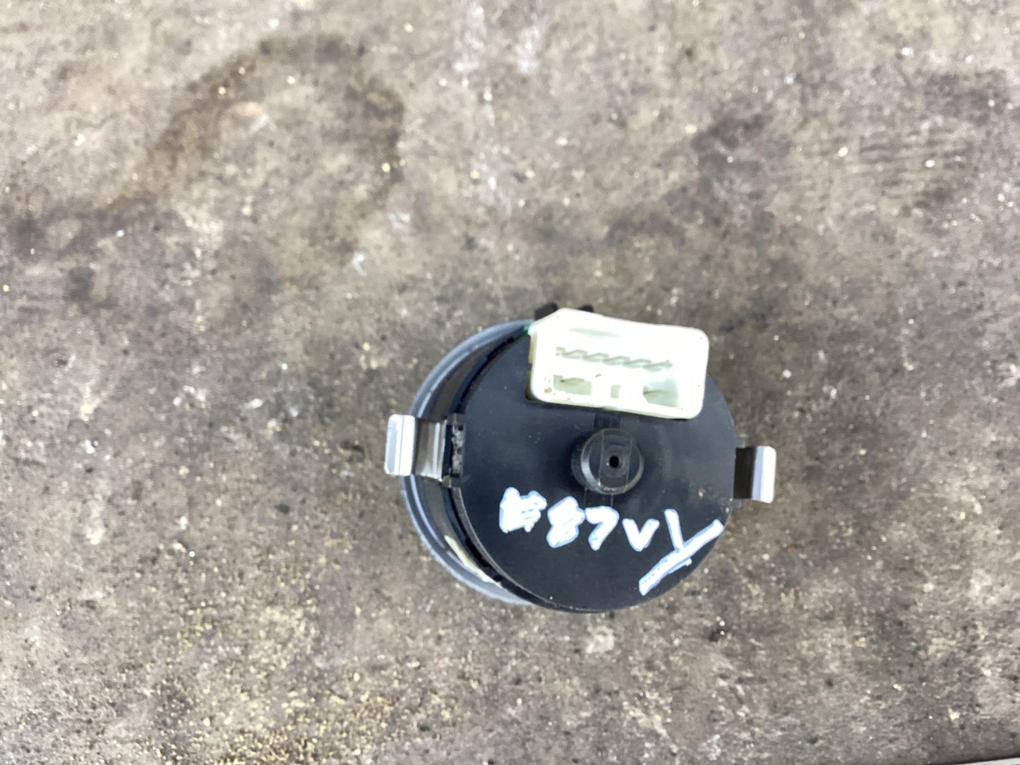 2002 - 2004 Holden Commodore VY 6G1YL54A94L196501 Rear Fog light Switch 92113753