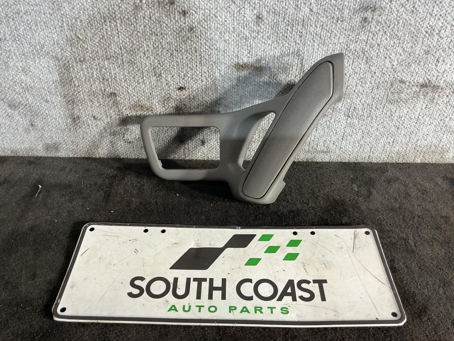 Holden Commodore VR 6H8VRK19HSL781543 Left Front Grab Handle 92028216