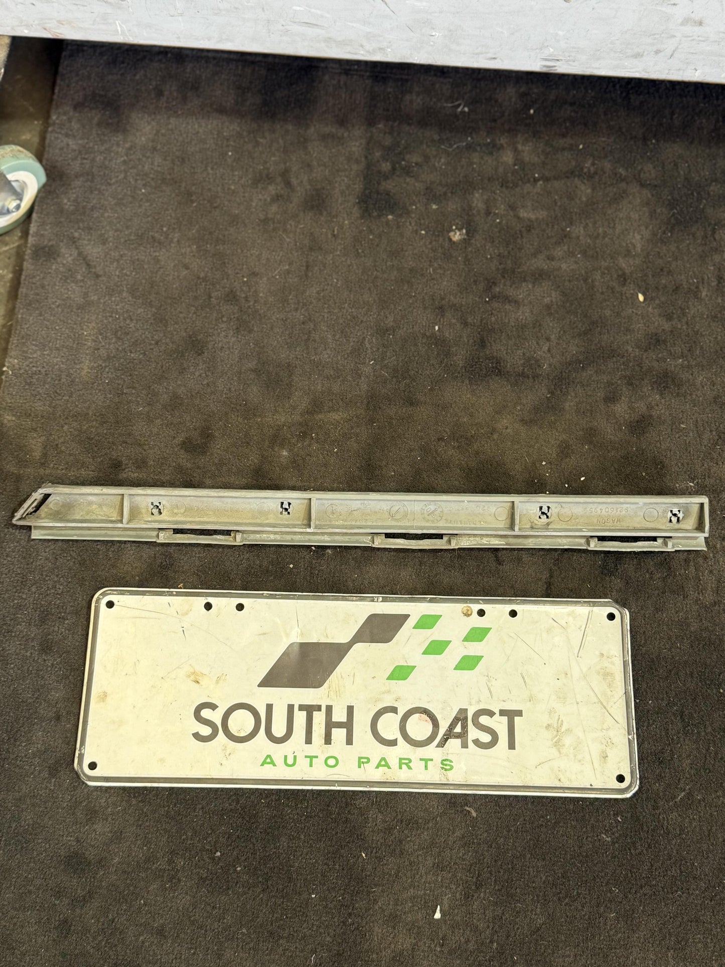 Holden Commodore VZ  Right Rear Bumper Retainer Bracket 92093589