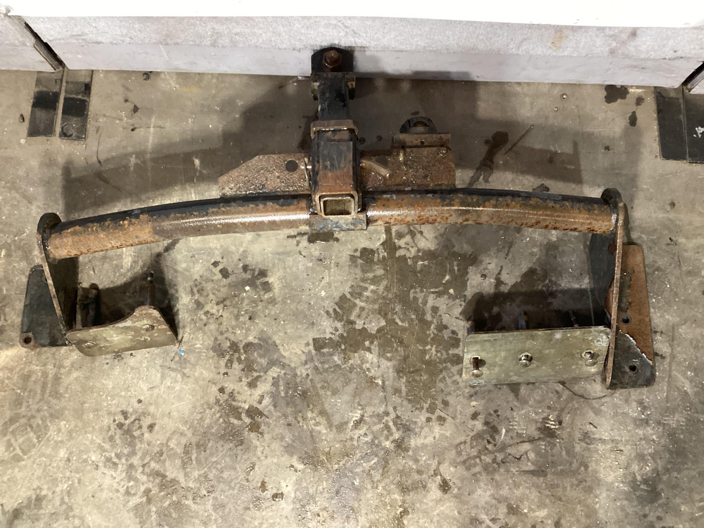 Holden Commodore VU  Towbar