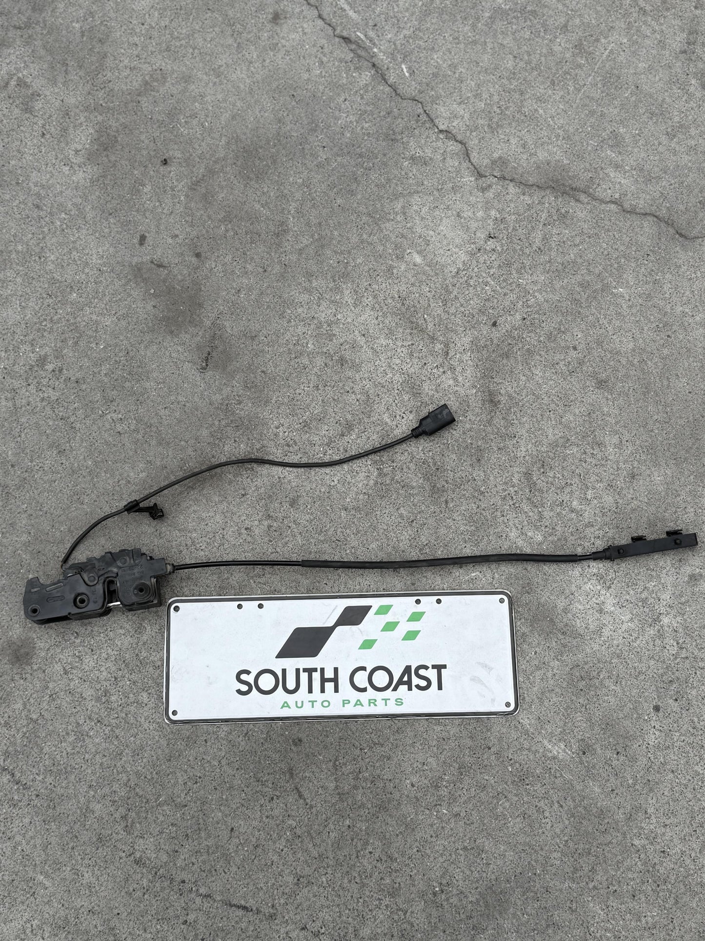 Audi A4 B8 WAUZZ8K9AA071441 Bonnet Release 8K2823746