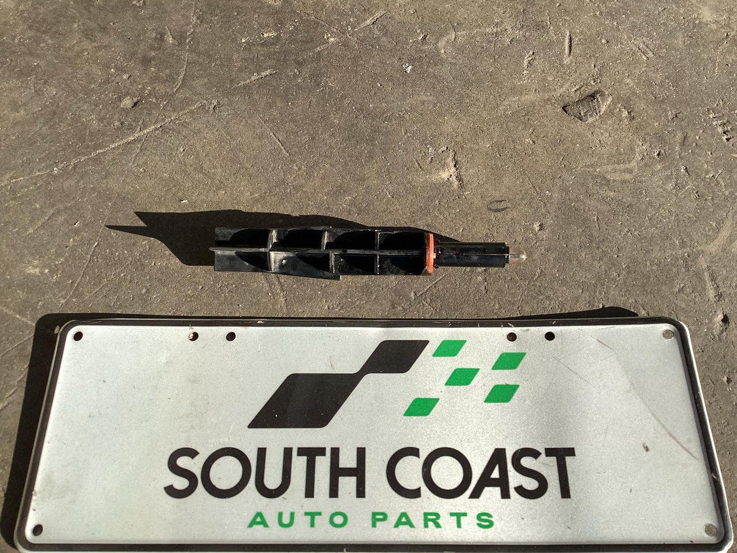 2002 - 2004 Holden Commodore VY 6G1YL54A94L196501 Parker Globe Holder