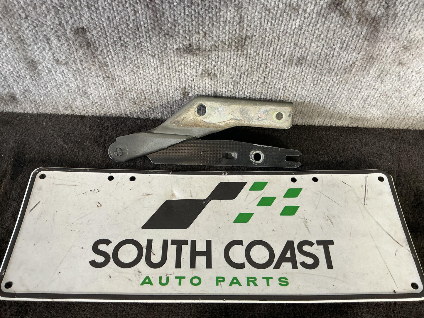 Holden Commodore VU 6H8VUK80F2L904753 Left Bonnet Hinge