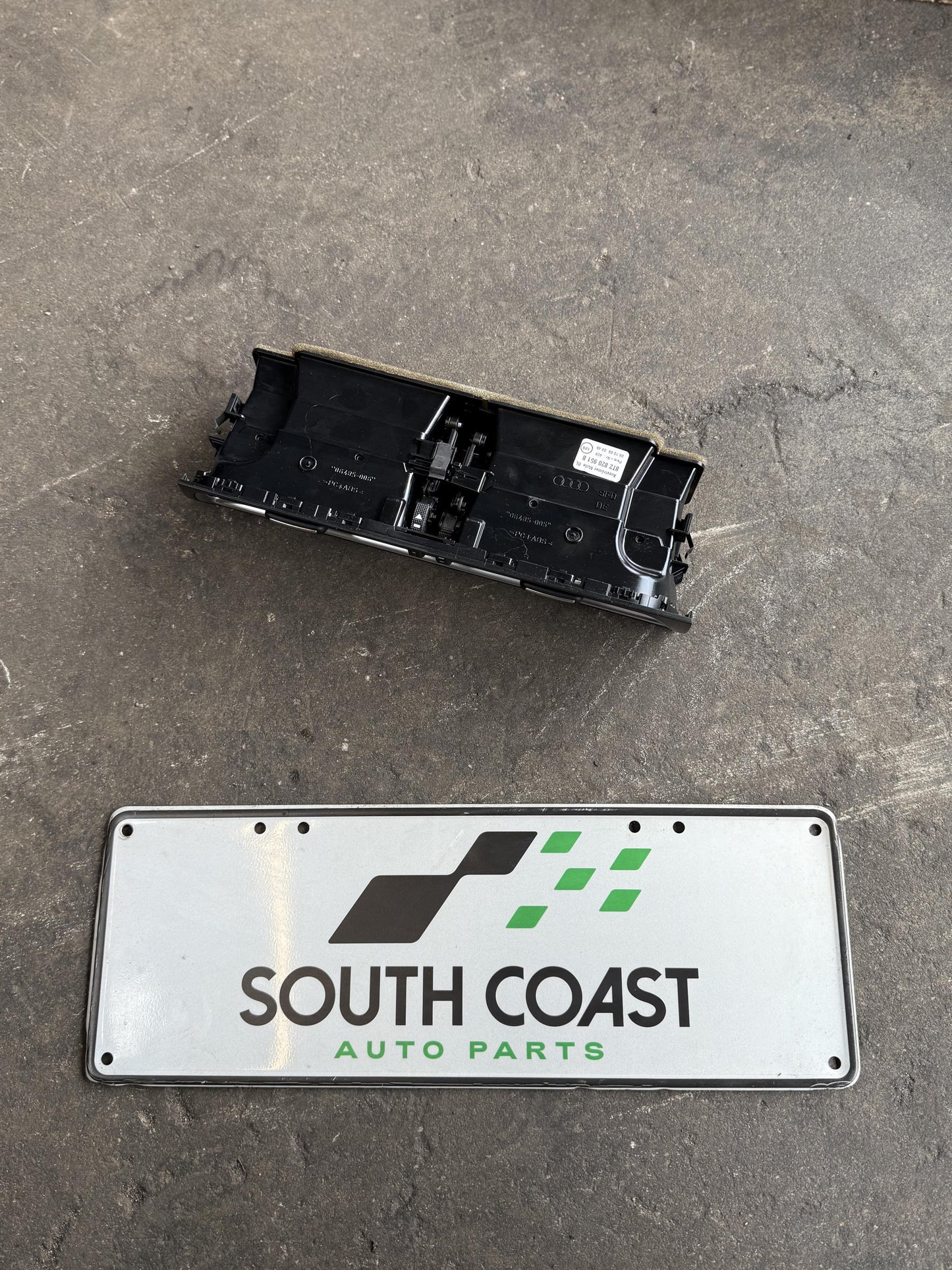 Audi A4 B8 WAUZZ8K9AA071441 A/C Vent Centre 8T2820951B