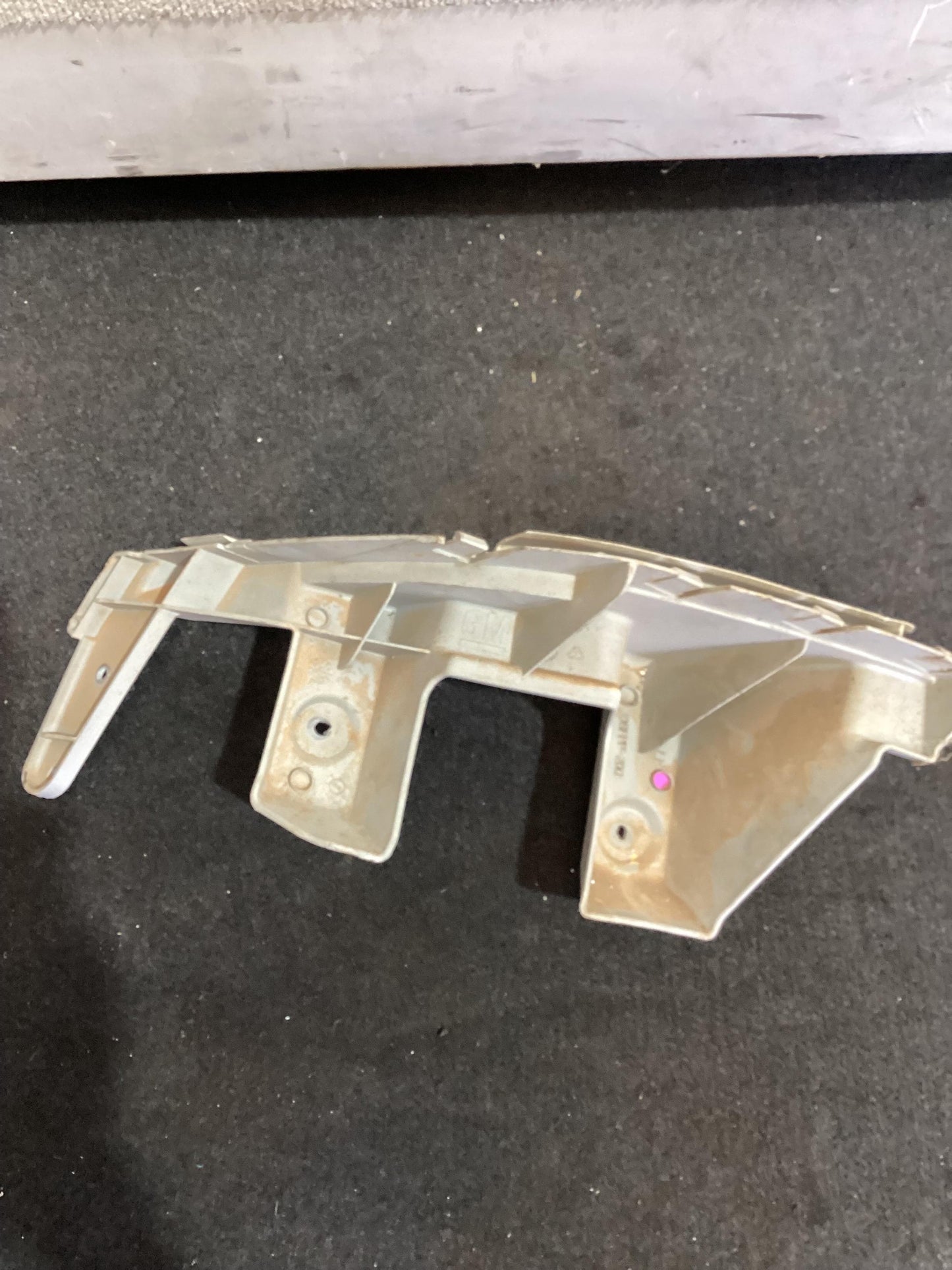 2006 - 2010 Holden Commodore VE  Left Taillight Retainer 92161535