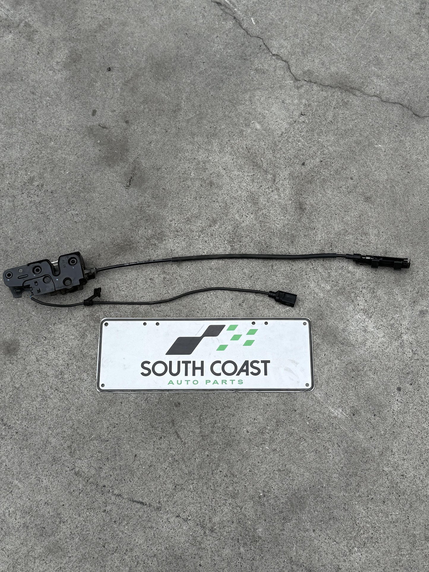 Audi A4 B8 WAUZZ8K9AA071441 Bonnet Release 8K2823746