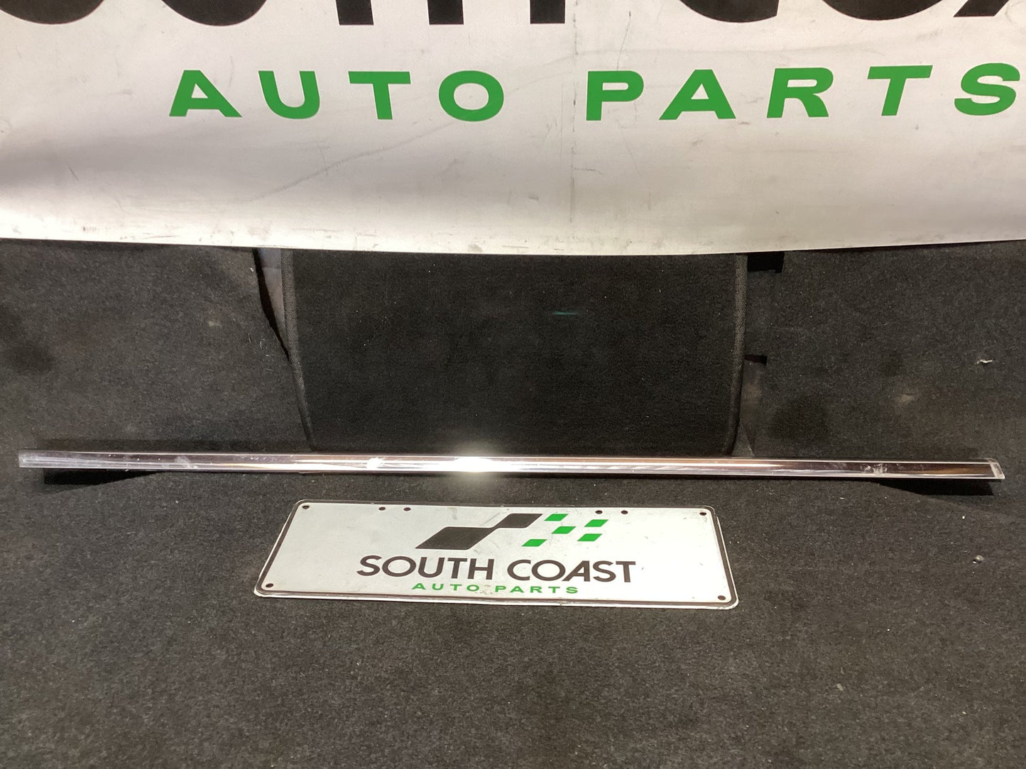 Holden Calais VE 6G1EX55768L940846 Right Front Door Weather Strip Mould