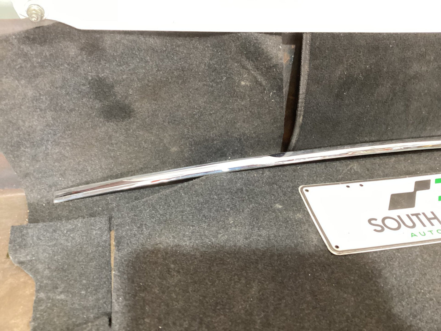 Holden Calais VE 6G1EX55768L940846 Right Front Door Moulding