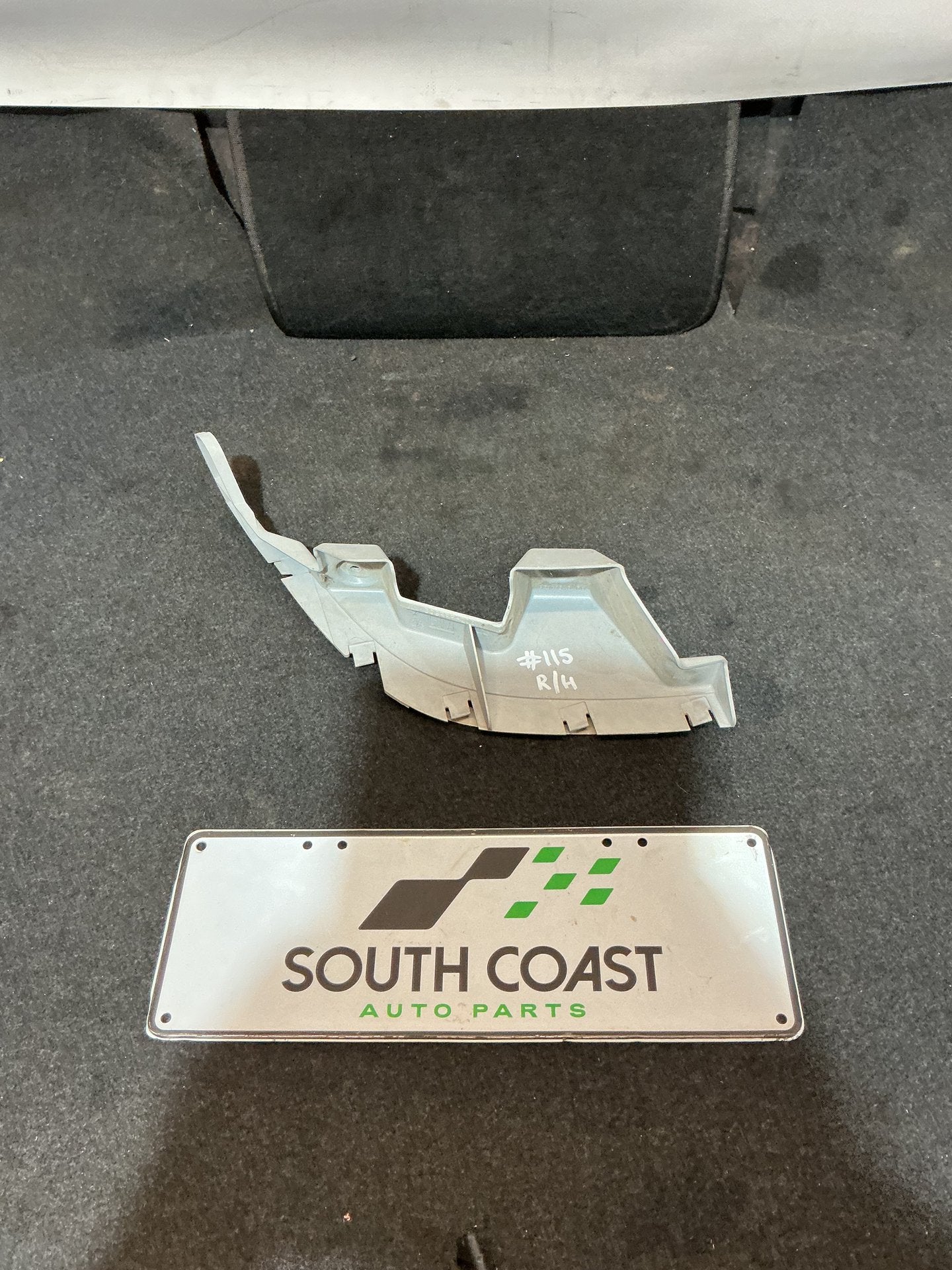 Holden Calais VE 6G1EX55768L940846 Rear Bumper Retainer 92161548