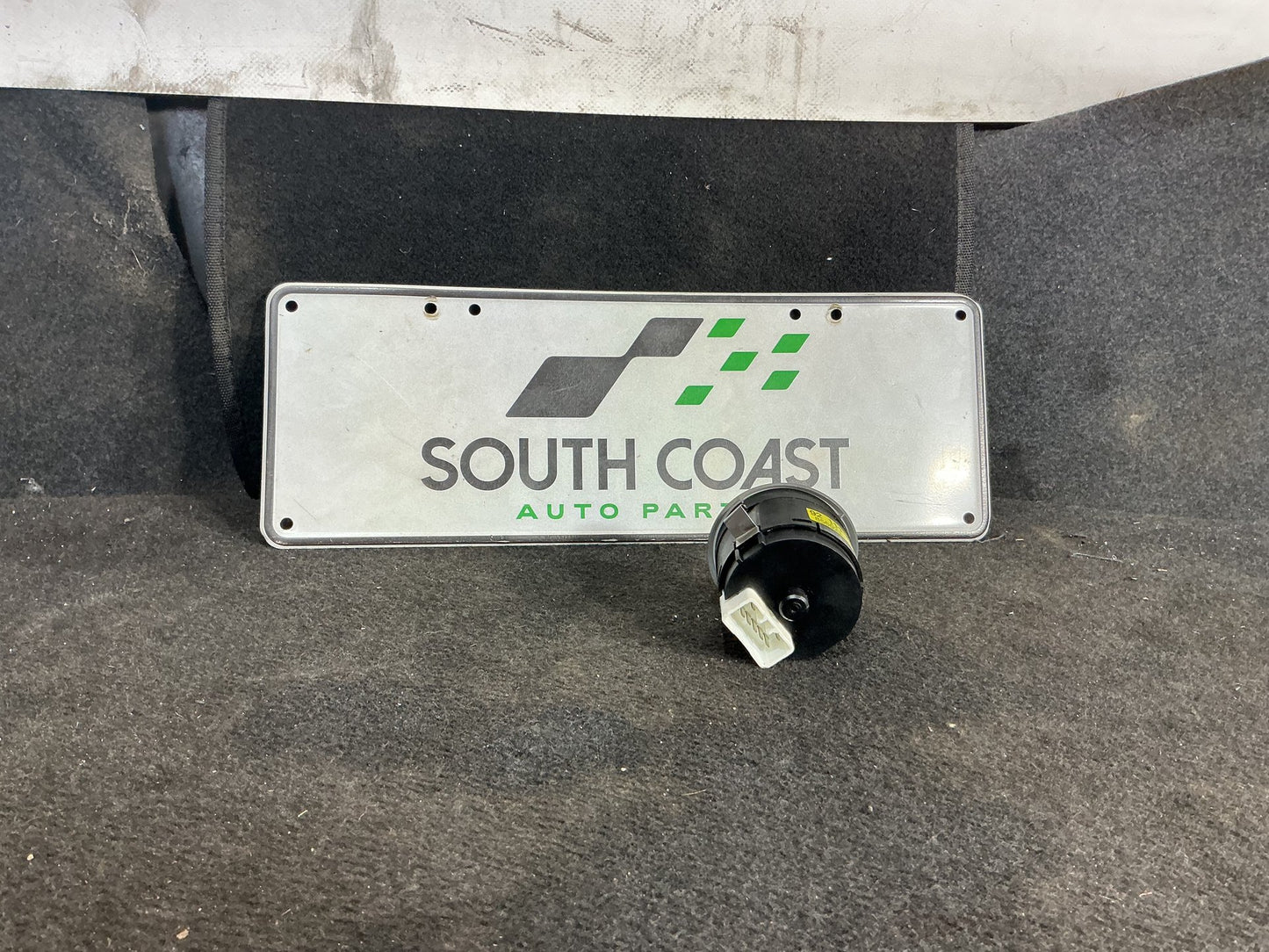 2005 Holden Commodore VZ  Headlight Switch 92111631