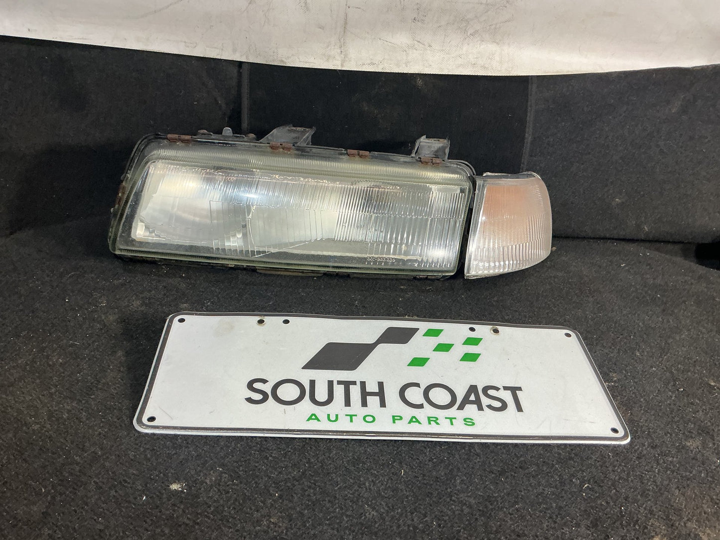 1990 Holden Statesman VQ 6H8VSY19UML459969 Left Headlight 92028017