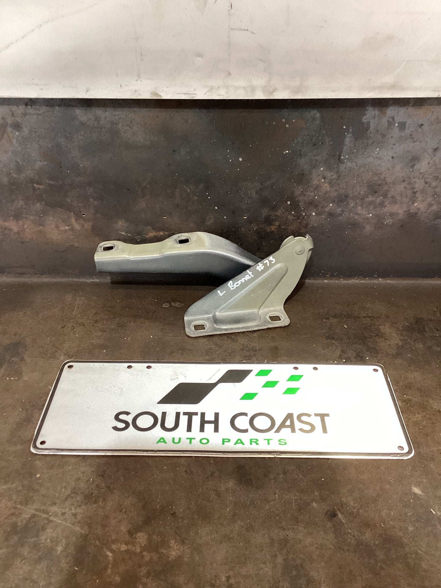2018 Volkswagen Amarok Left Bonnet Hinge 2H0828301A