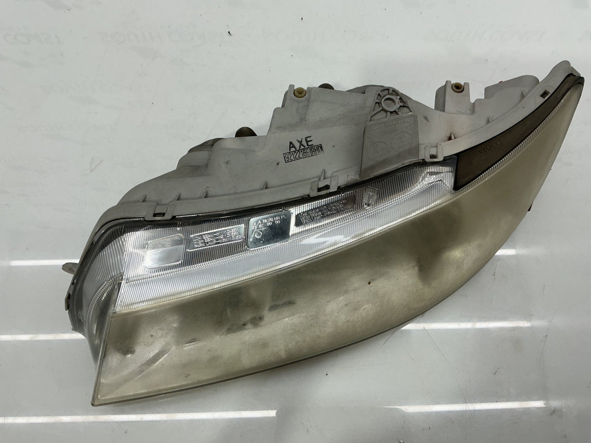 2005 Holden Adventra VZ 6G1ZM84785L518795 Left Headlight 92122169