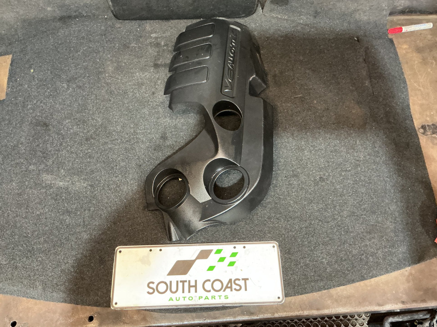 Holden Calais VE 6G1EX55768L940846 Engine Cover