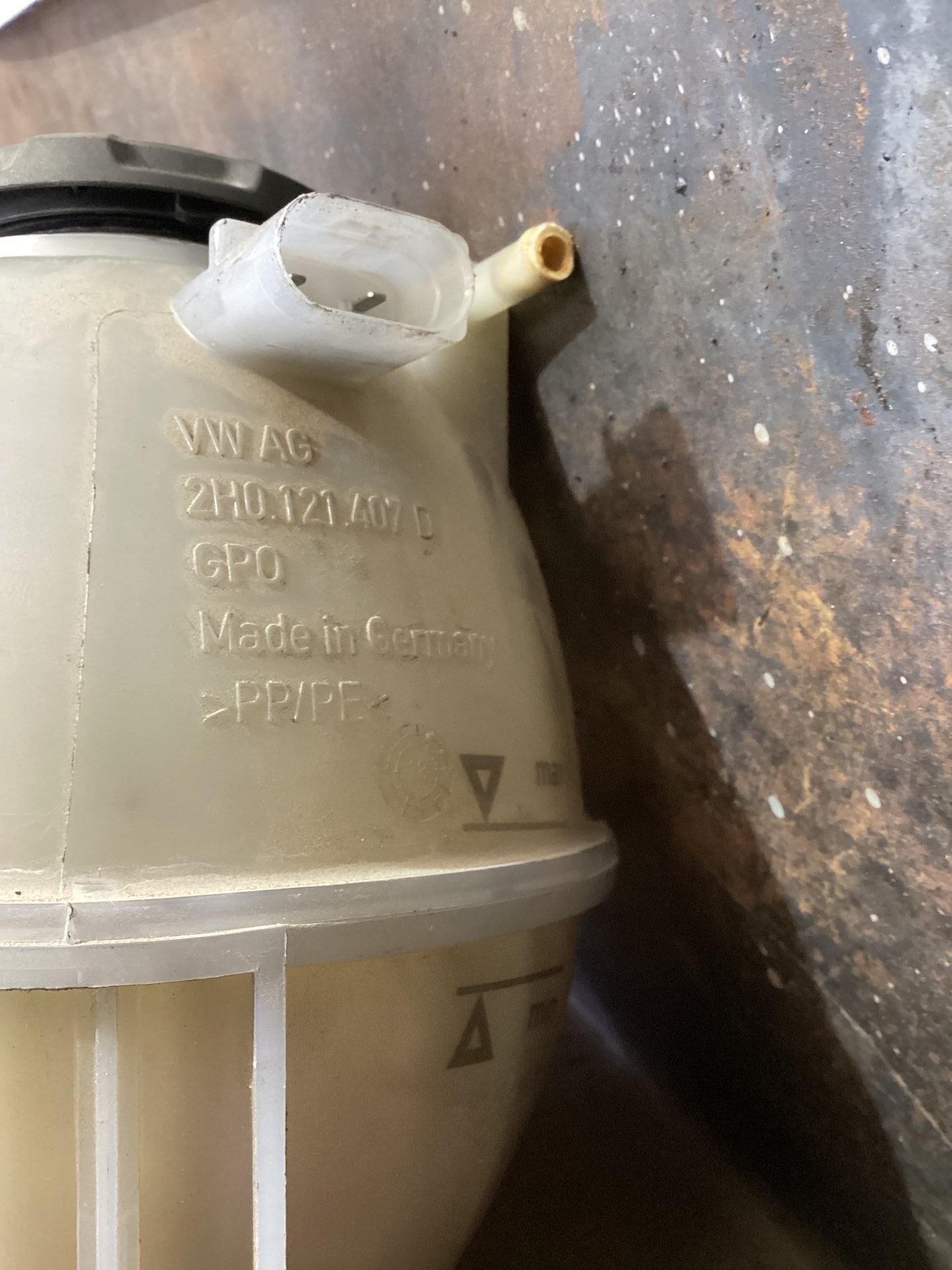 2018 Volkswagen Amarok Overflow Bottle 2HO121407