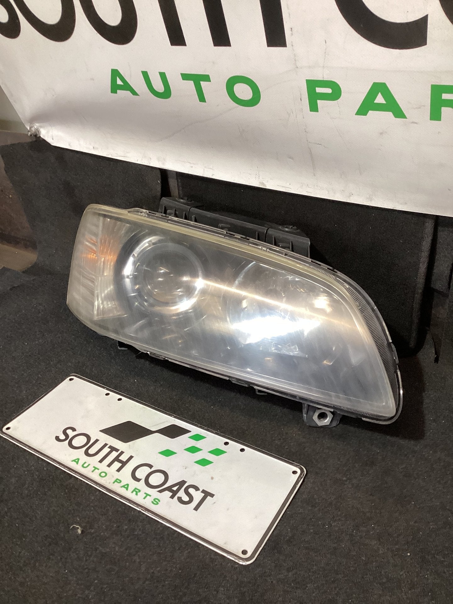 Holden Calais VE 6G1EX55768L940846 Right Headlight