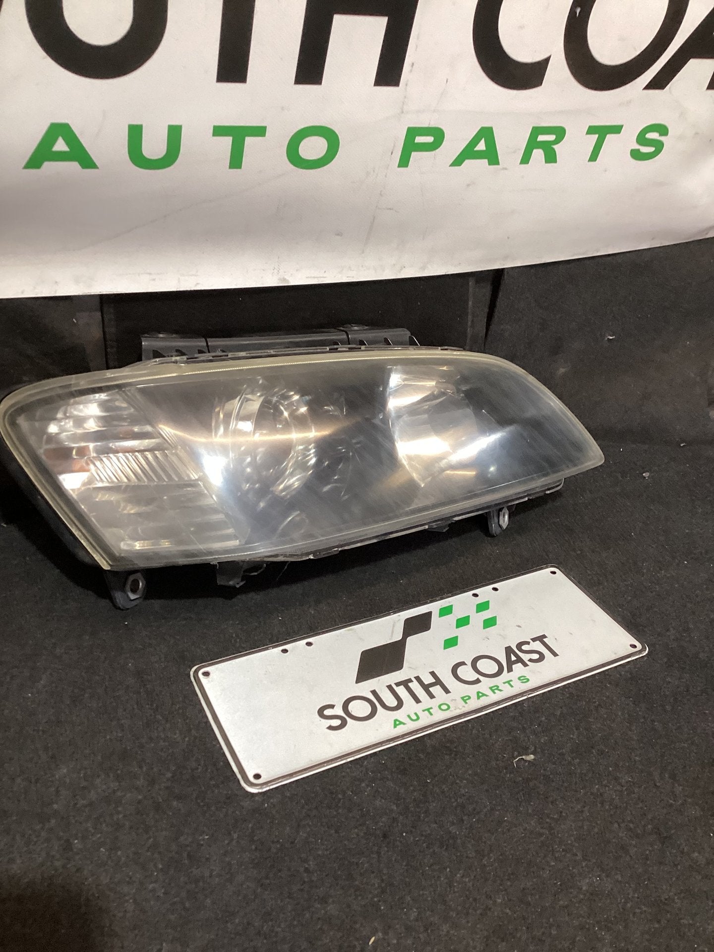 Holden Calais VE 6G1EX55768L940846 Right Headlight