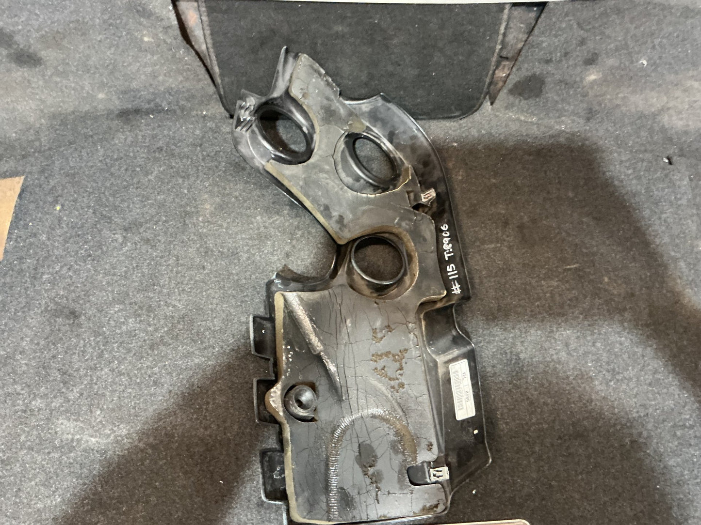 Holden Calais VE 6G1EX55768L940846 Engine Cover