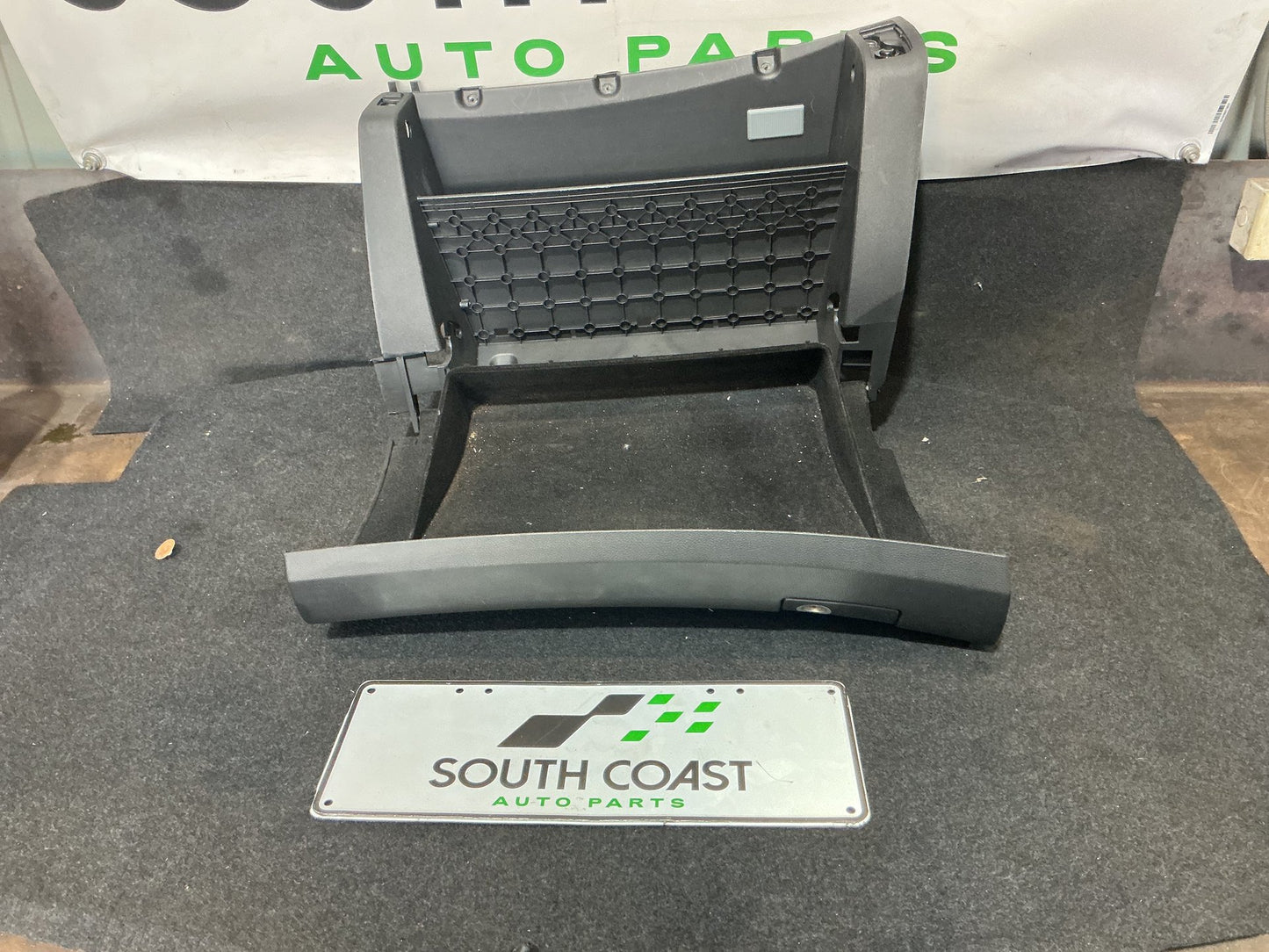 2007 Holden Calais VE 6G1EX55768L940846 Glove Box 92172574