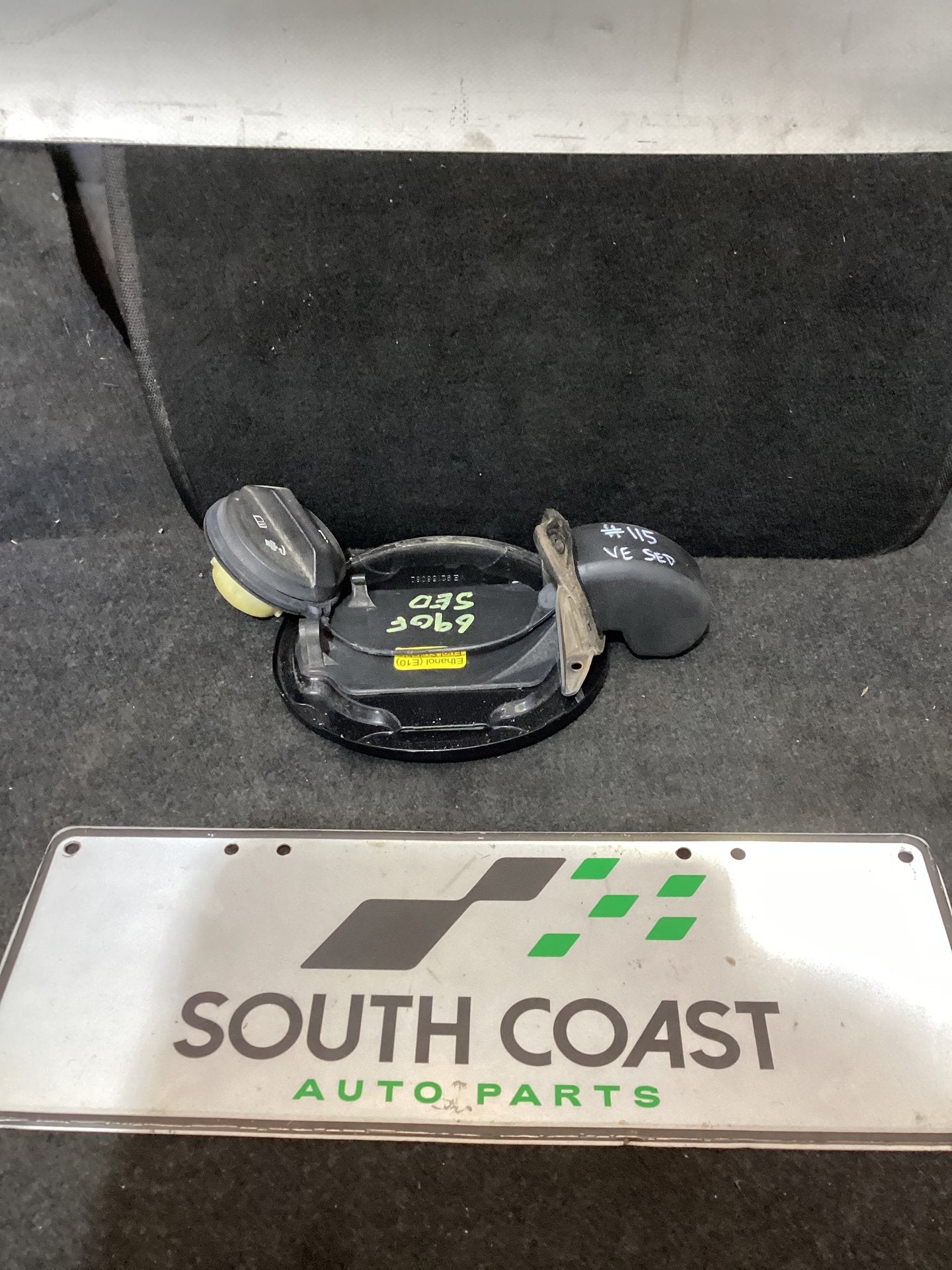 Holden Calais VE 6G1EX55768L940846 Fuel Filler Door 92156082