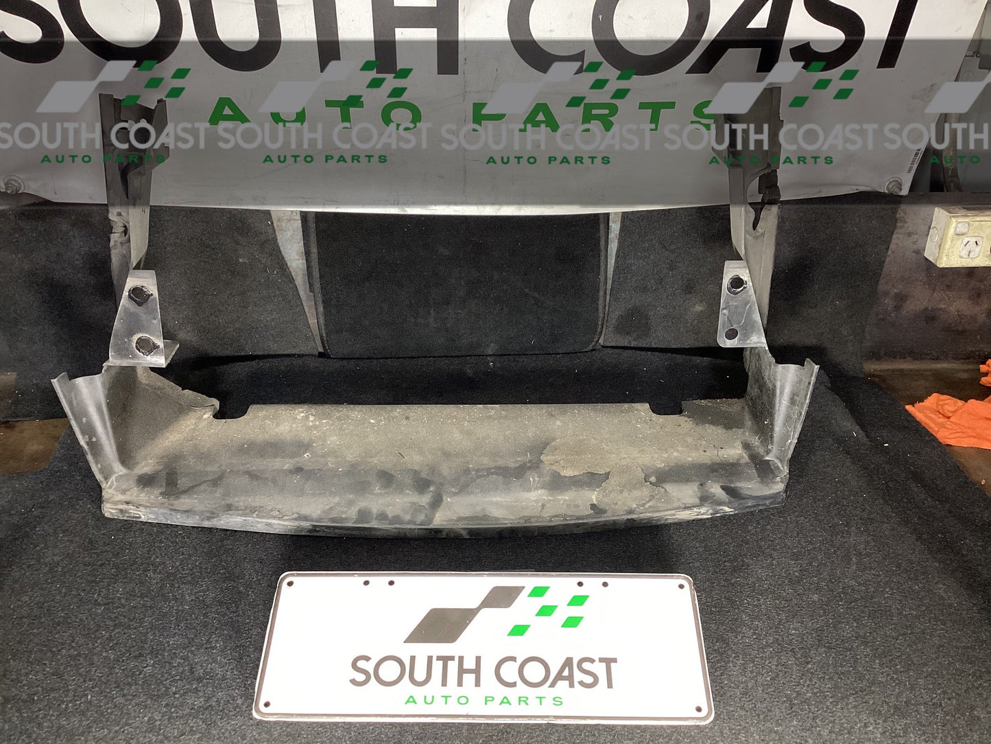 Holden Calais VE 6G1EX55768L940846 Air Dam