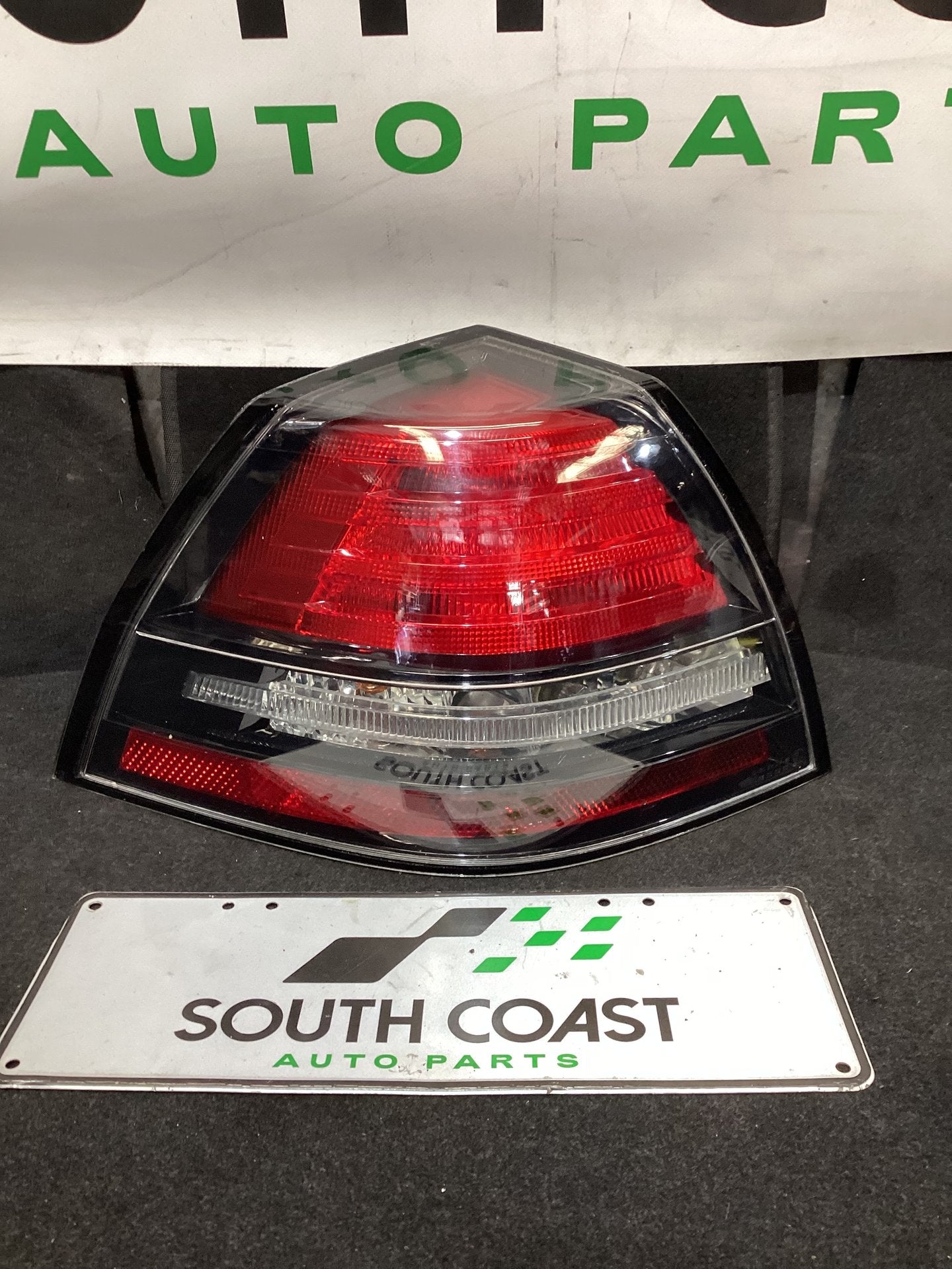 Holden Calais VE 6G1EX55768L940846 Left Taillight