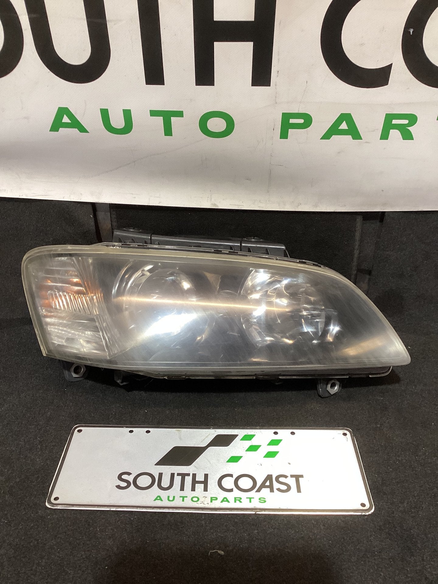 Holden Calais VE 6G1EX55768L940846 Right Headlight