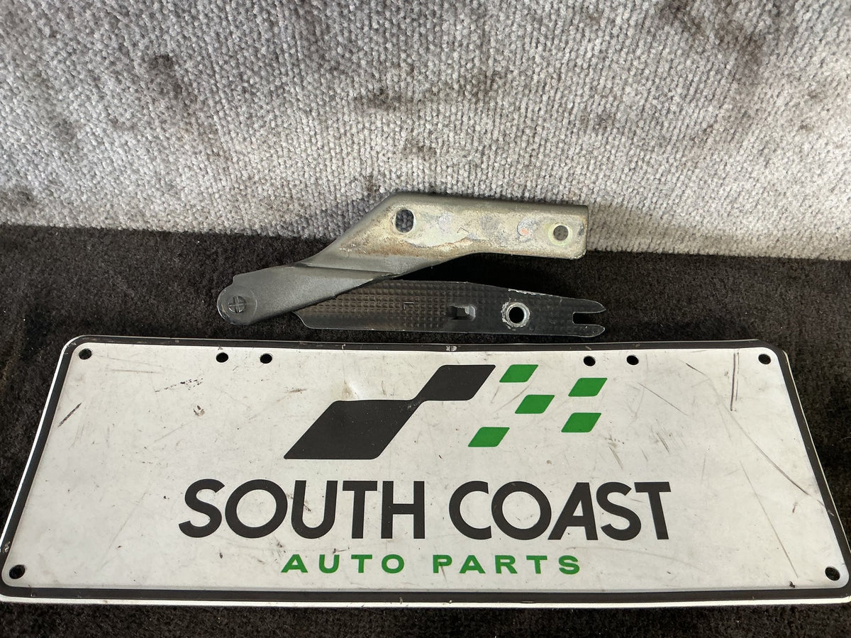 2002-2005 Holden Commodore VU 6H8VUK80F2L904753 Left Bonnet Hinge