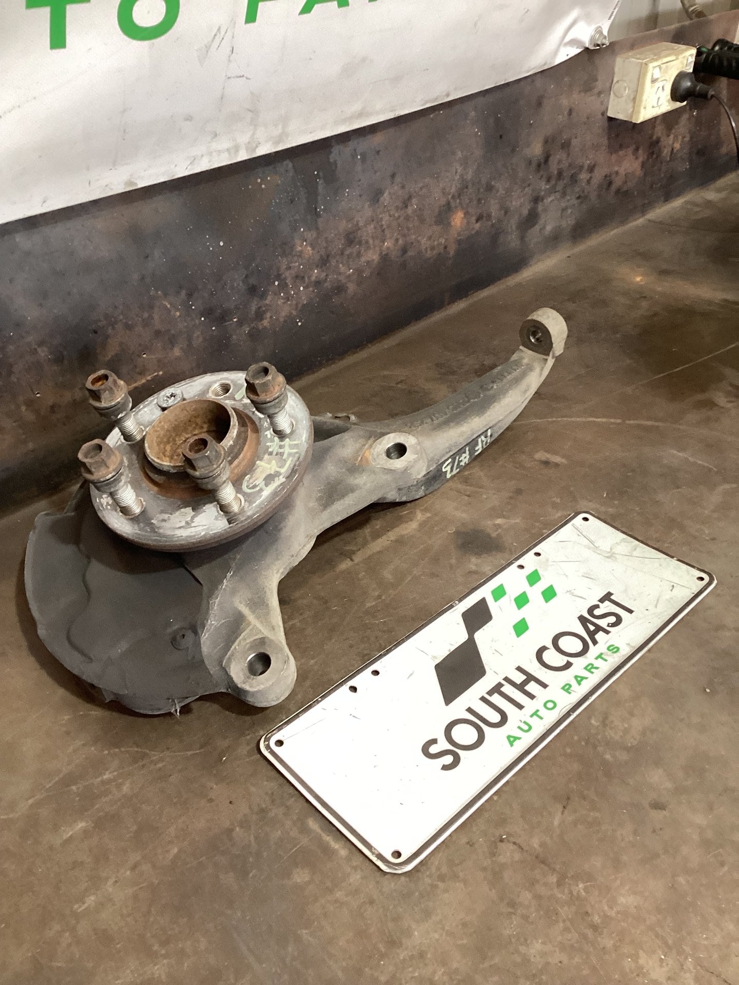 2018 Volkswagen Amarok Right Front Hub Assembly 2H6407253