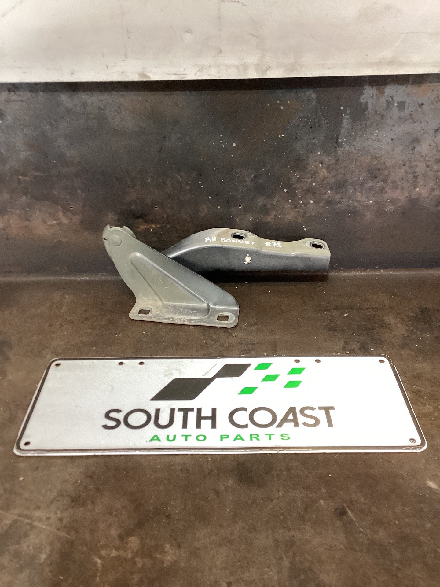 2018 Volkswagen Amarok Right Bonnet Hinge 2H0823302A