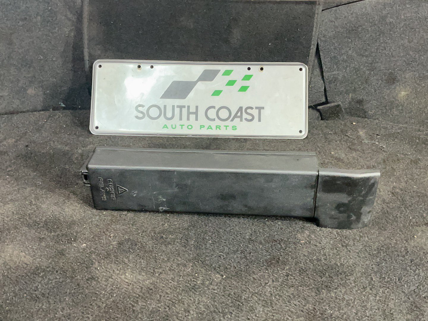 2005 Holden Commodore VZ  Fuse Box Lid 92170681