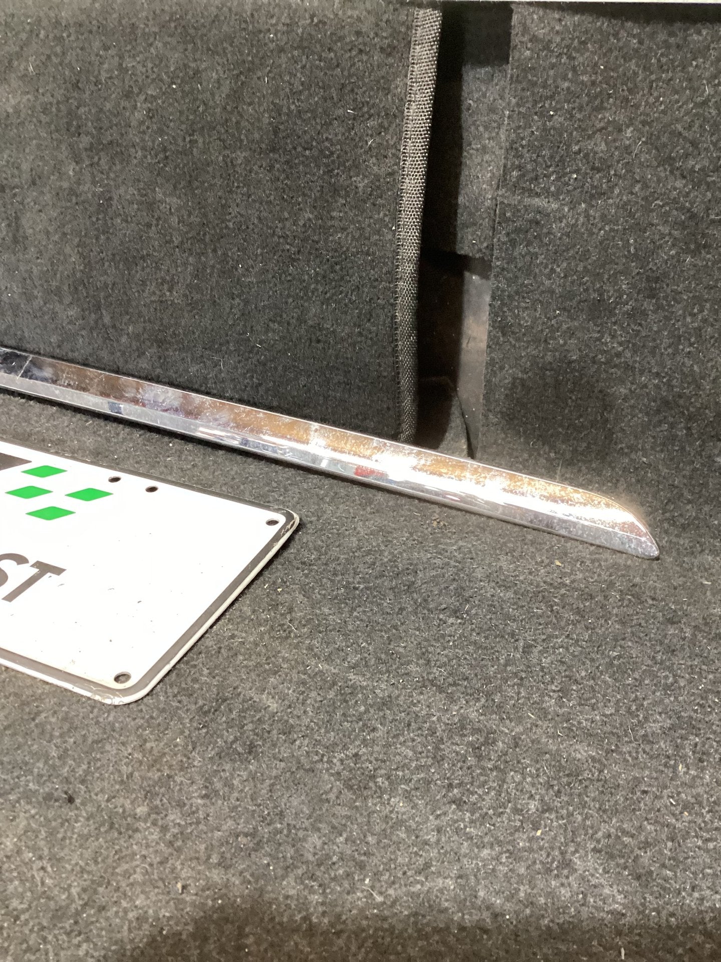Holden Calais VE 6G1EX55768L940846 Right Rear Door Moulding