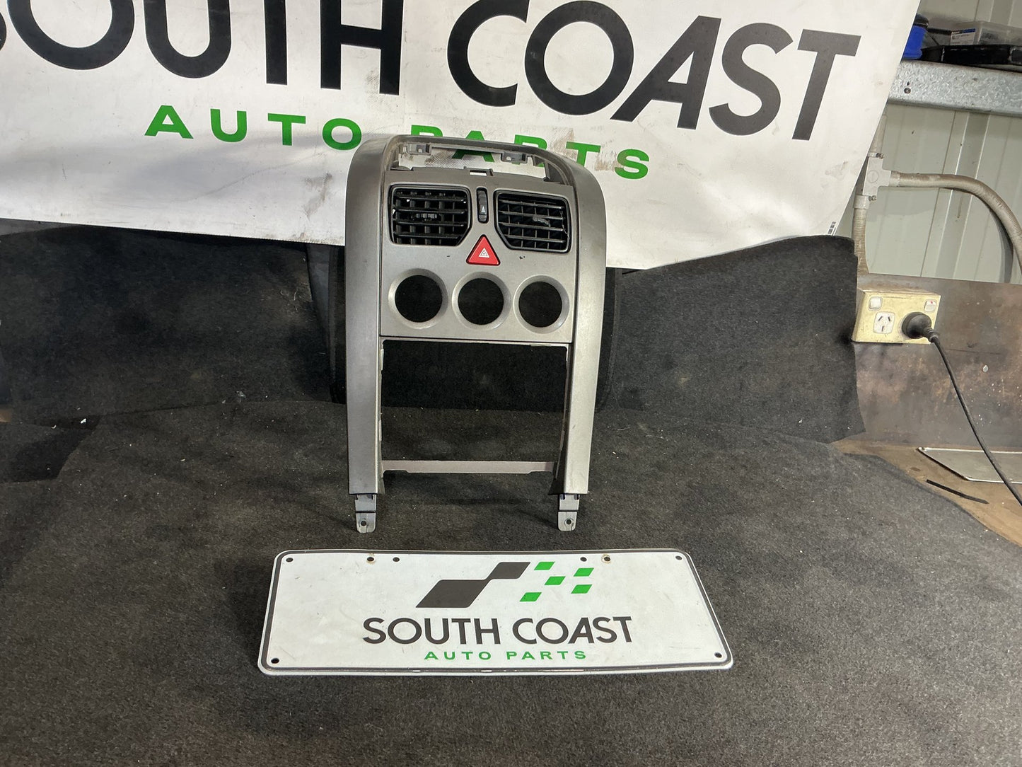 2005 Holden Commodore VZ  Dash Fascia 92084580