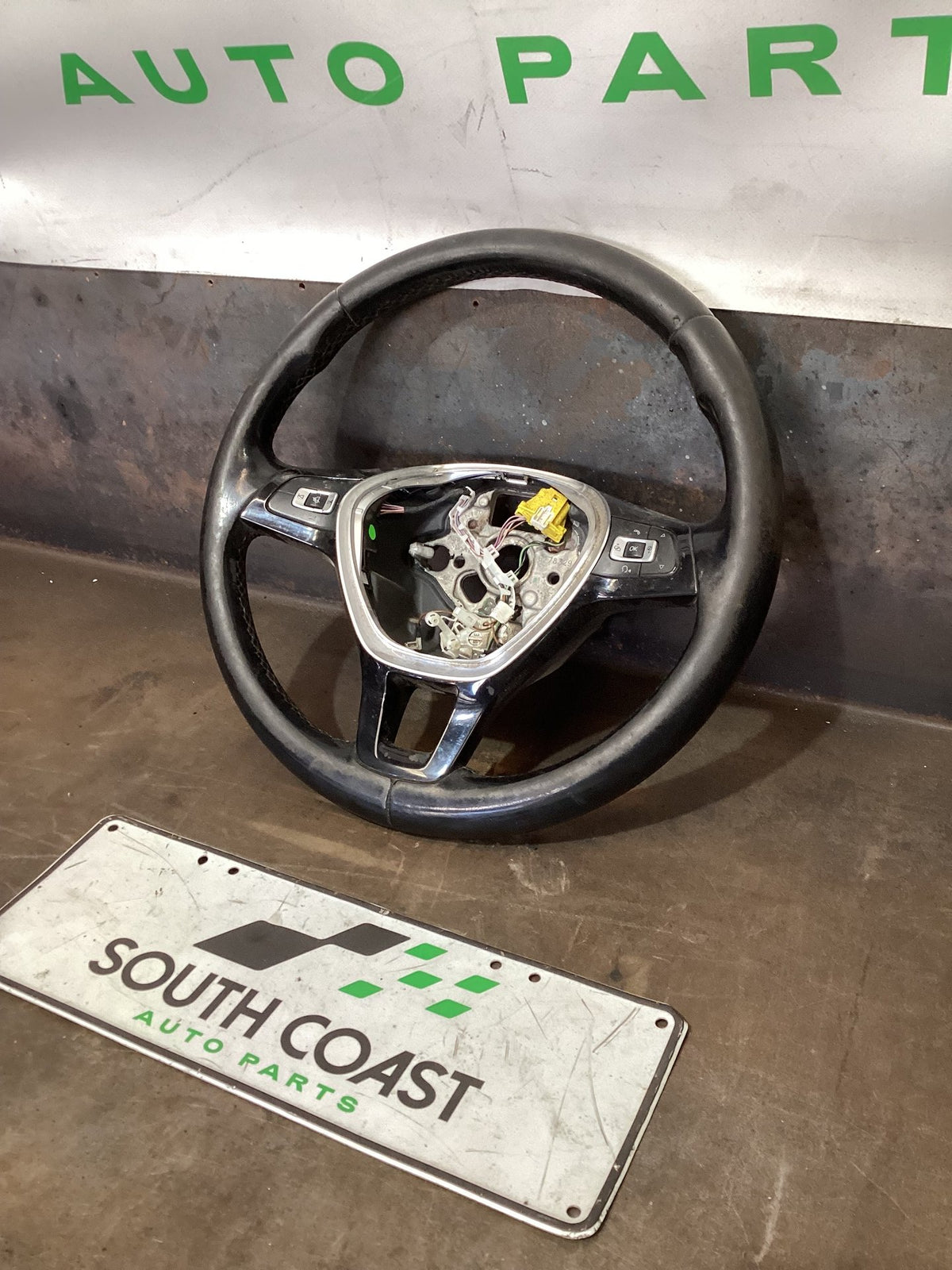 2018 Volkswagen Amarok Steering Wheel 628024100A