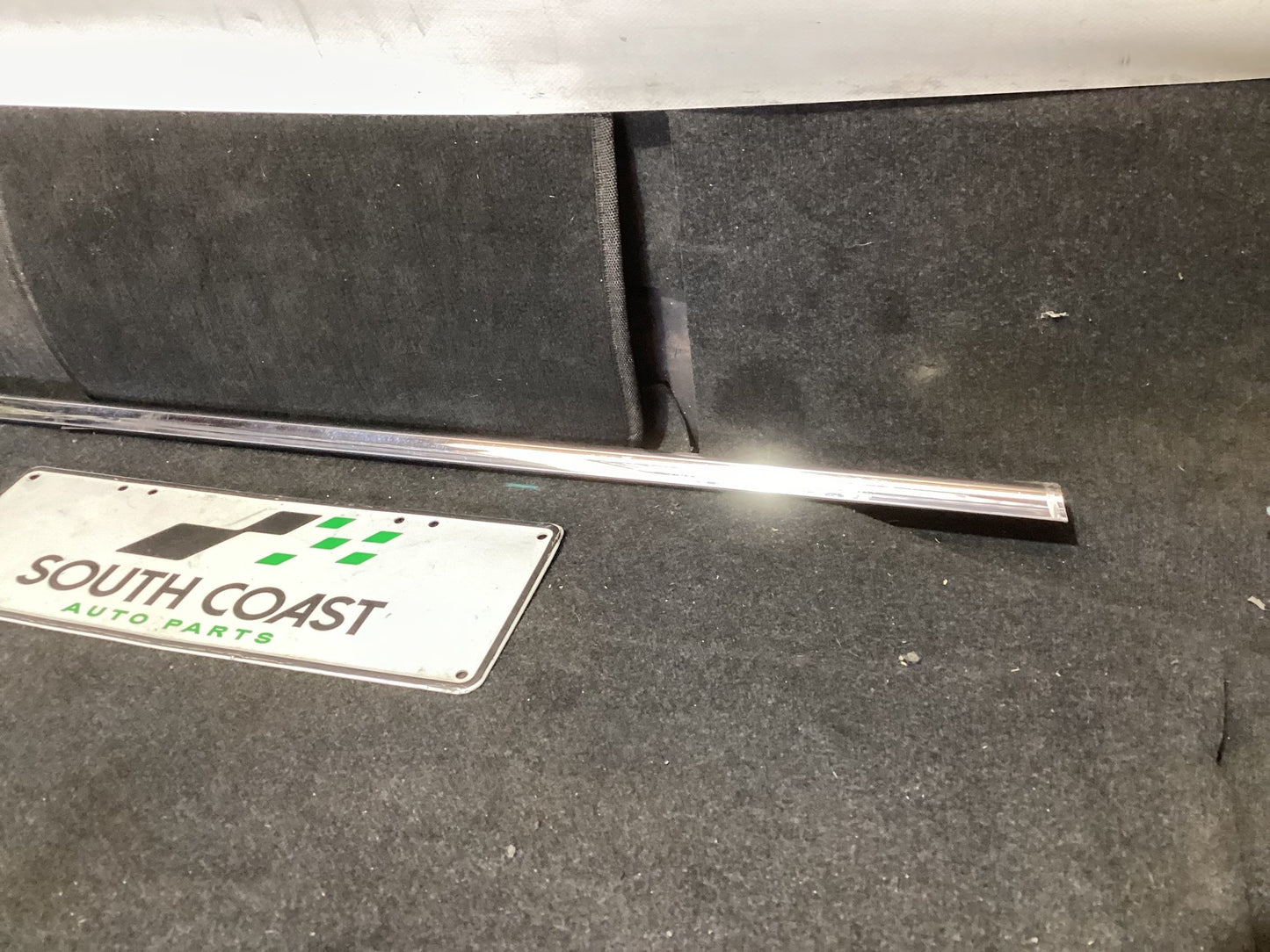 Holden Calais VE 6G1EX55768L940846 Right Front Door Weather Strip Mould