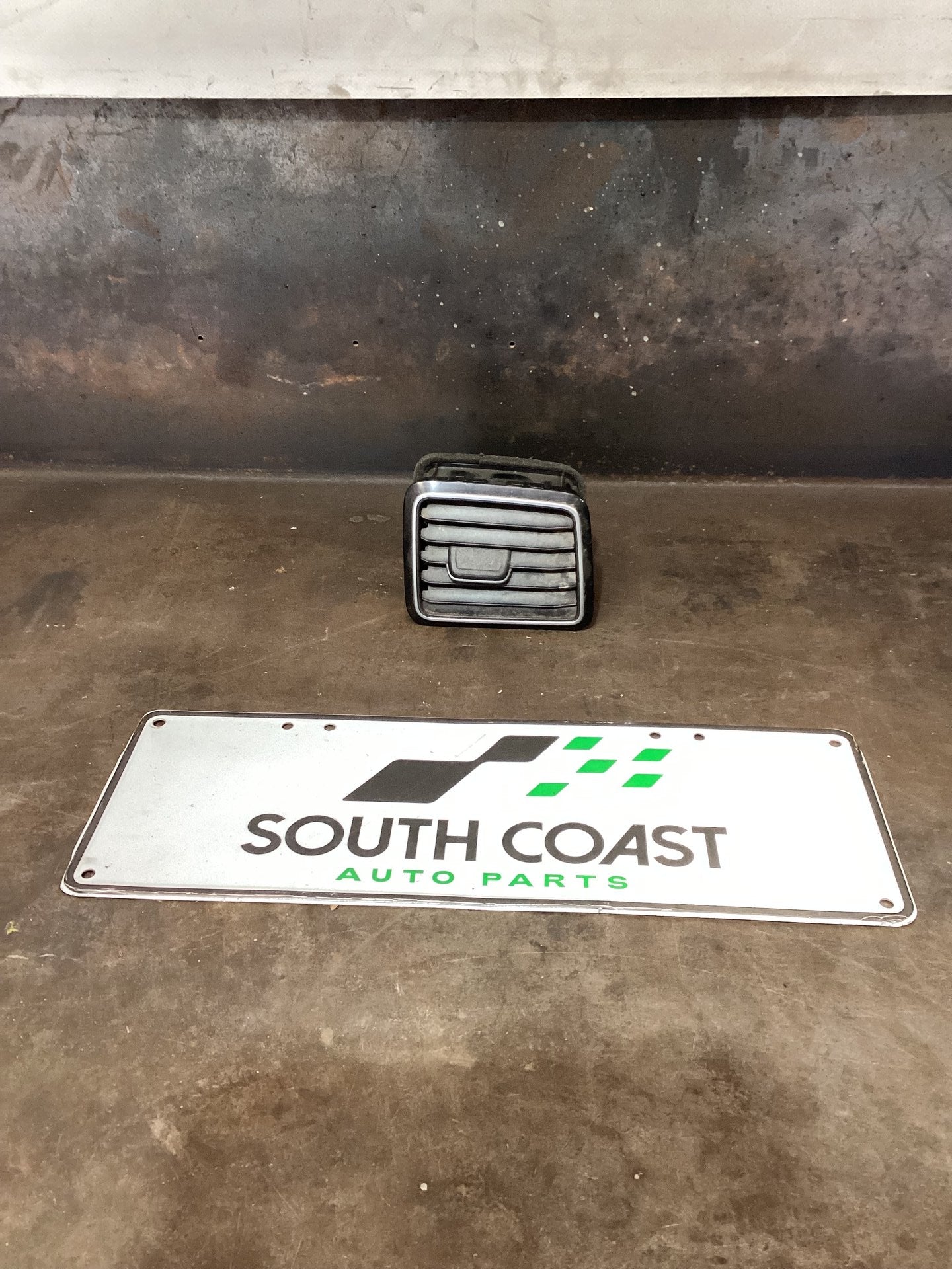 2018 Volkswagen Amarok A/C Vent Right