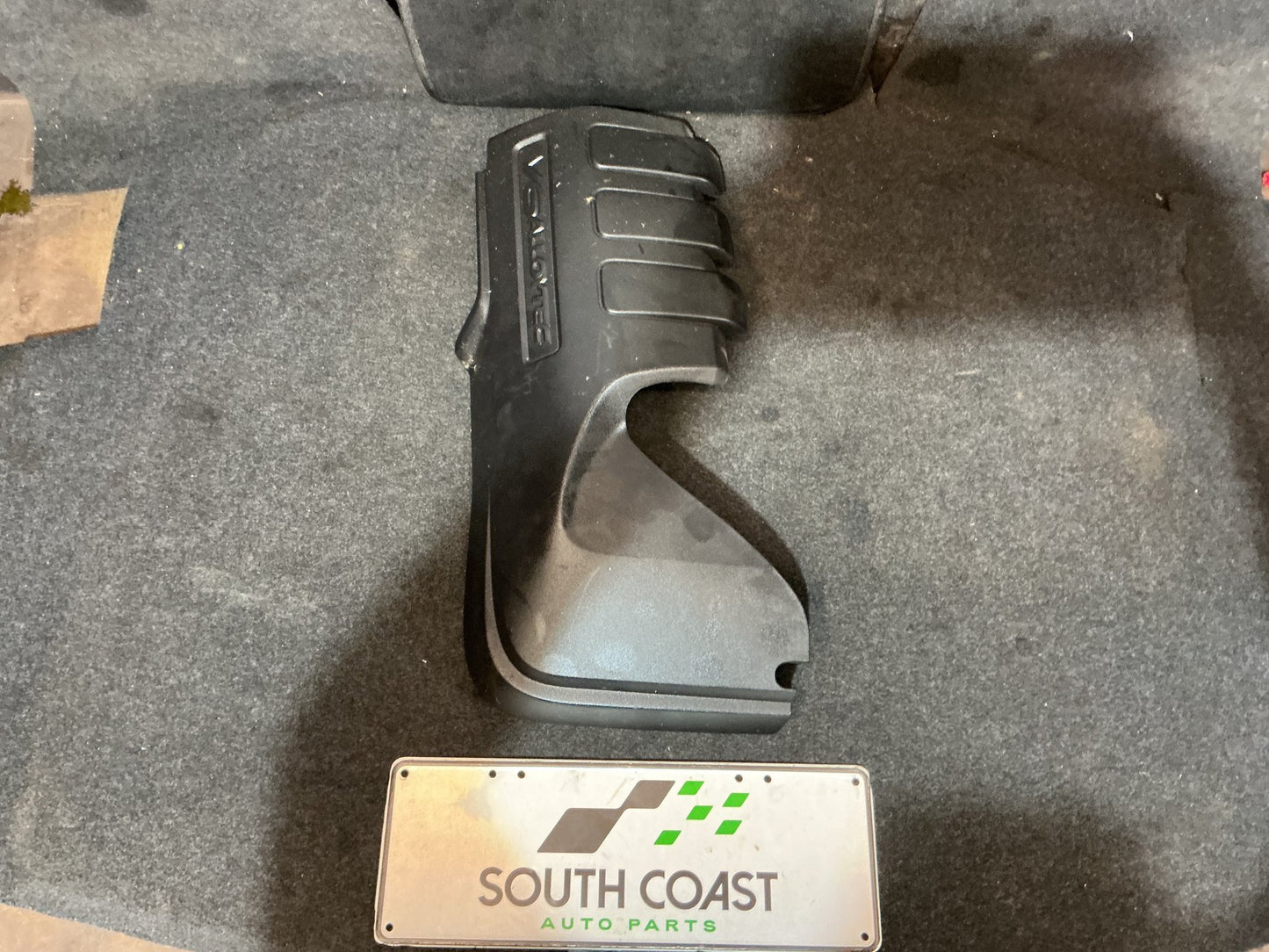 Holden Calais VE 6G1EX55768L940846 Engine Cover