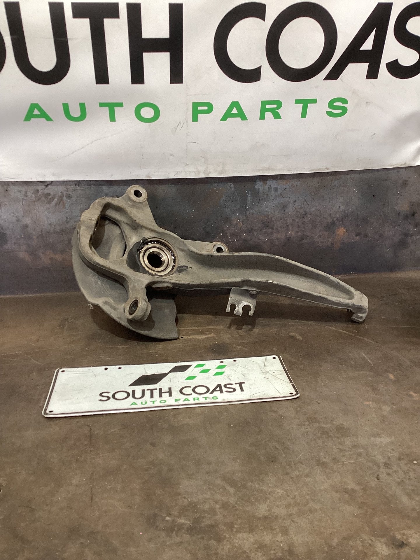 2018 Volkswagen Amarok Right Front Hub Assembly 2H6407253