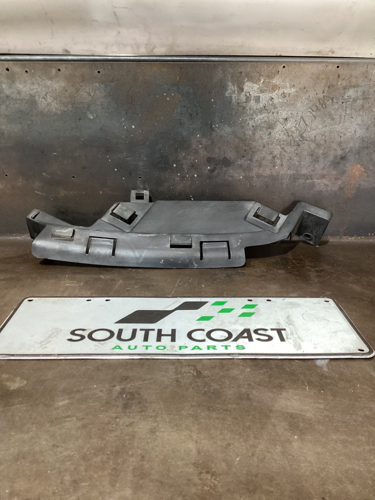 2010-2013 Holden Commodore VE 6G1EK5E79BL526529 Left Front Bumper Slide 92164517