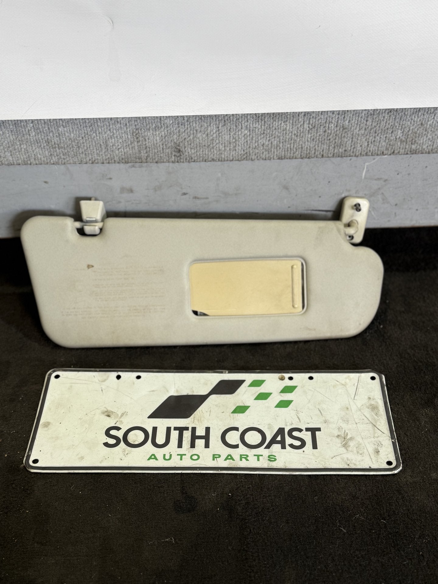 2005-2006 Holden Commodore VZ Right Sun Visor 90431630