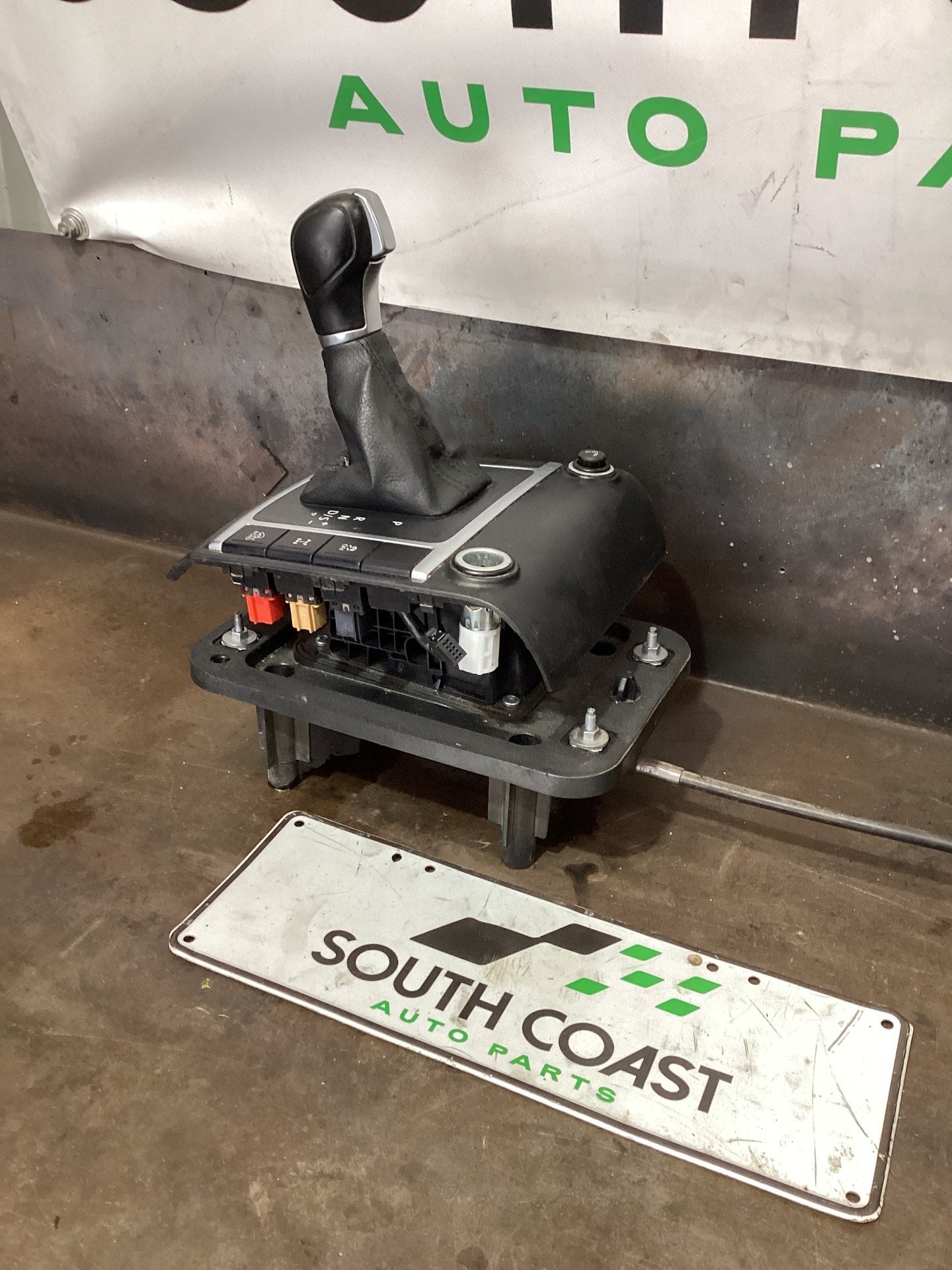 2018 Volkswagen Amarok Automatic Shifter Assembly 2H1713025E